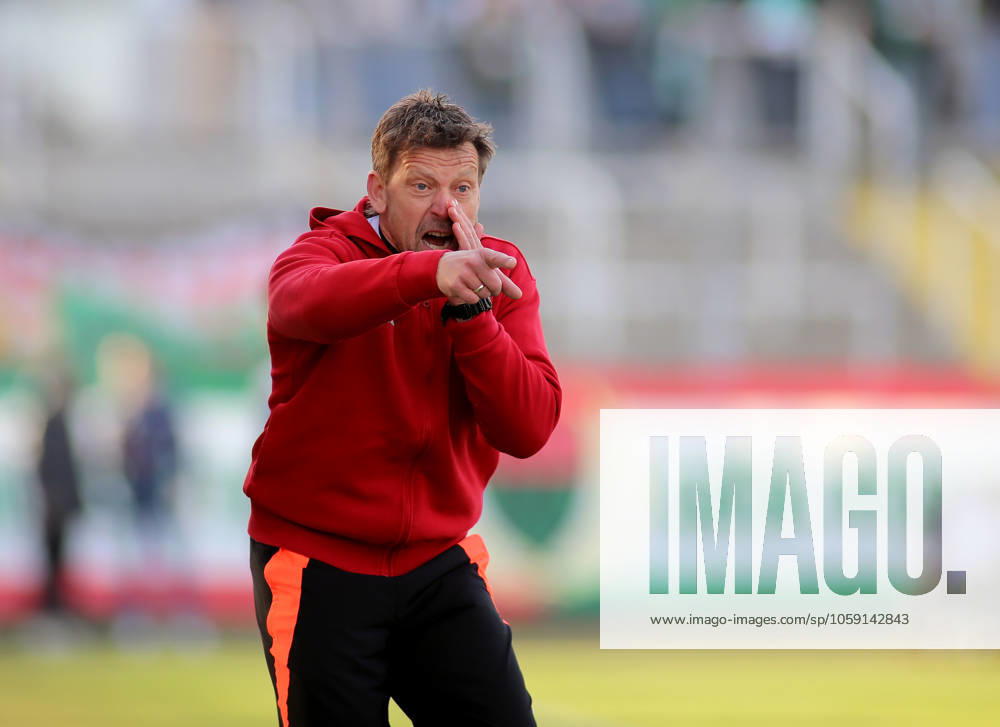 Football, Men, Regionalliga Bayern, Season 2024 2025, FC Bayern München Amateure 1 FC Schweinfurt 05, Grünwalder Stadion Holger Seitz, coach FC Bayern München II standing on the touchline, stretching out his right arm, shouting, screaming, giving instructions