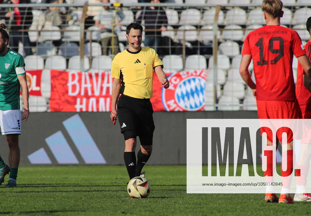 Football, Men, Regionalliga Bayern, Season 2024 2025, FC Bayern München Amateure 1 FC Schweinfurt 05, Grünwalder Stadion Referee Lothar Ostheimer on the pitch