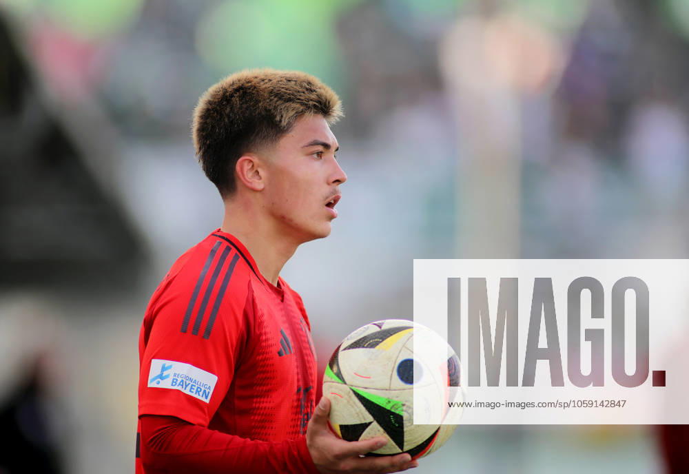 Football, Men, Regionalliga Bayern, Season 2024 2025, FC Bayern München Amateure 1 FC Schweinfurt 05, Grünwalder Stadion Angelo Brückner Brueckner FC Bayern München II with a ball in his hands, sideways in profile