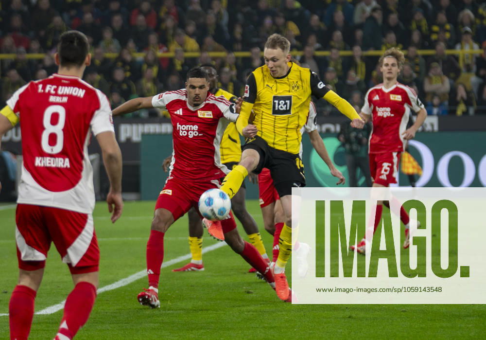 Maximilian Beier Borussia Dortmund, 14 in duel with Danilho Doekhi FC Union Berlin, 5 22 02 2025, Soccer, 1 Bundesliga Borussia Dortmund Union Berlin in Dortmund, Signal Iduna Park, Saison 2024 2025 DFL regulations prohibit any use of photographs as image sequences and or quasi video