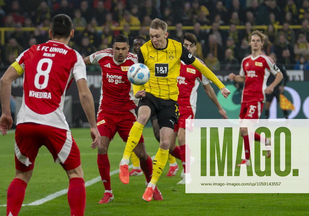 Maximilian Beier Borussia Dortmund, 14 in duel with Danilho Doekhi FC Union Berlin, 5 22 02 2025, Soccer, 1 Bundesliga Borussia Dortmund Union Berlin in Dortmund, Signal Iduna Park, Saison 2024 2025 DFL regulations prohibit any use of photographs as image sequences and or quasi video