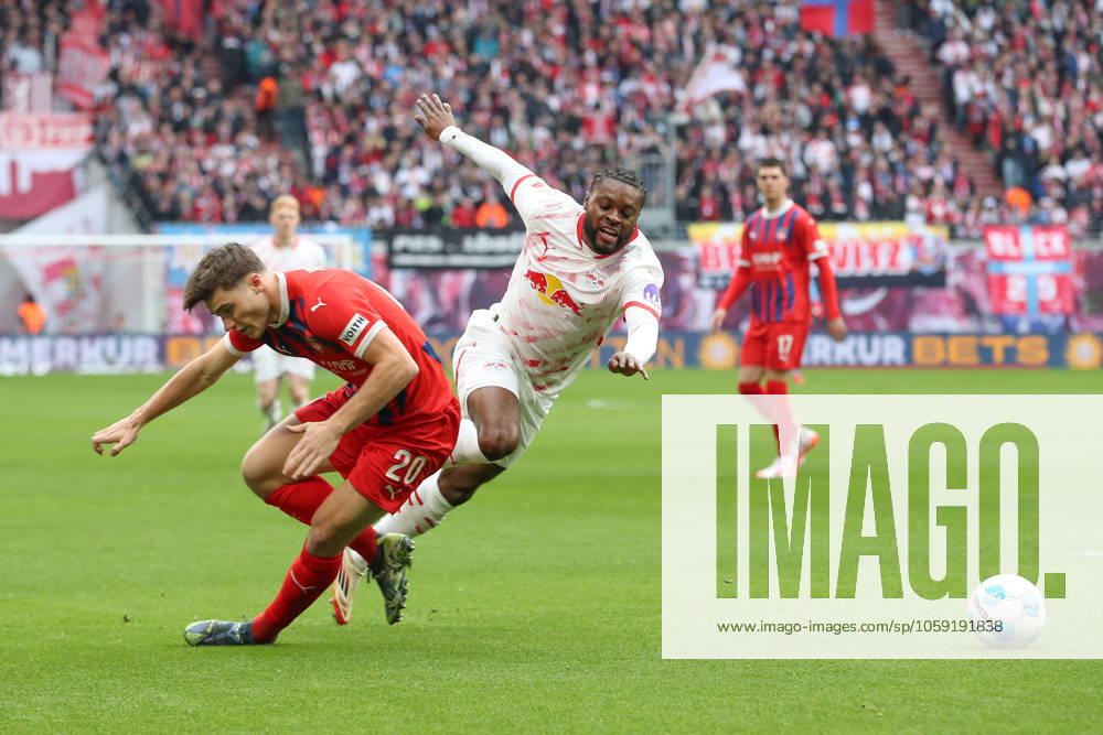 Football 1 Bundesliga, RB Leipzig 1 FC Heidenheim, v l Luca Kerber Heidenheim, 20 , Ridle Baku Leipzig duel, duel, fight, tackle Leipzig