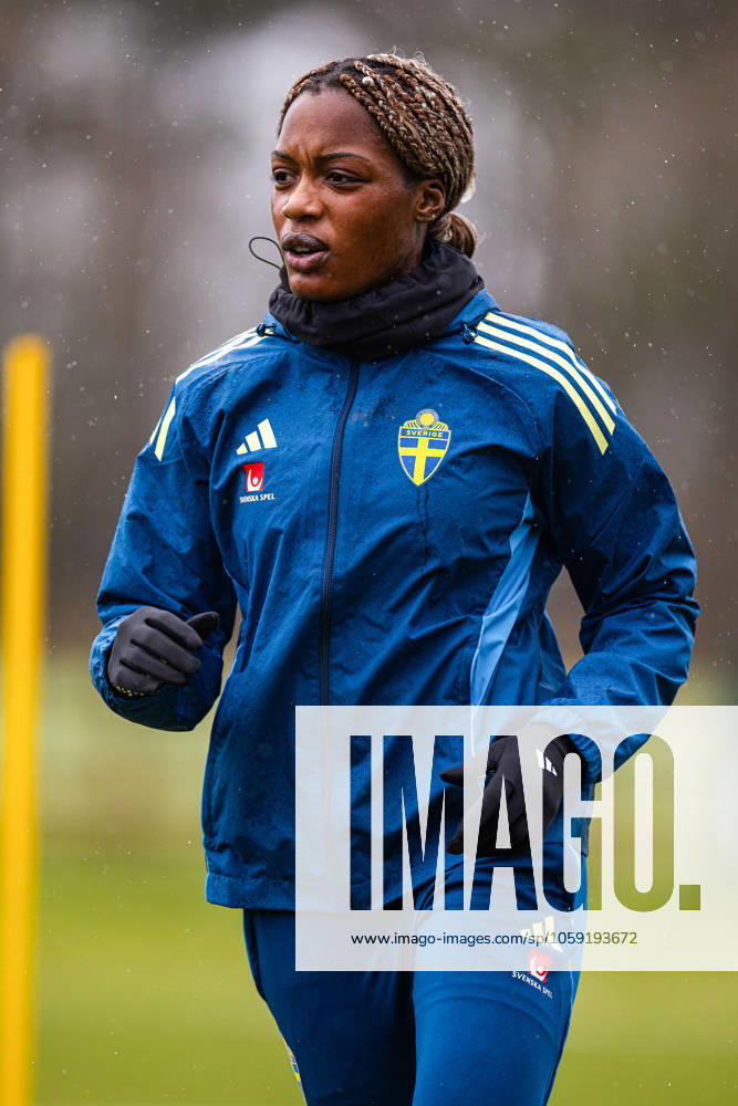 Evelyn Ijeh of the Swedish women s national football team at a training session on February 23, 2025 in Wrexham Photo David Rawcliffe BILDBYRAN code XY XY0048 fotboll football soccer fotball nations league uefa womens nations league träning practice training sverige sweden dam bbeng