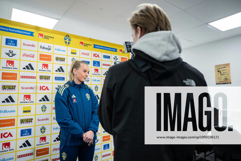 Stina Blackstenius of the Swedish women s national football team is interviewed after a training session on February 24, 2025 in Wrexham Photo Mathias Bergeld BILDBYRAN code MB MB1090 fotboll football soccer fotball nations league uefa womens nations league träning practice training sverige sweden dam bbeng interview intervju