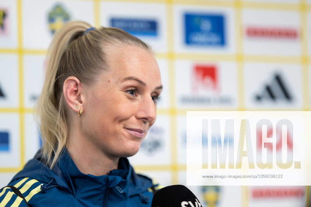 Stina Blackstenius of the Swedish women s national football team is interviewed after a training session on February 24, 2025 in Wrexham Photo Mathias Bergeld BILDBYRAN code MB MB1090 fotboll football soccer fotball nations league uefa womens nations league träning practice training sverige sweden dam bbeng interview intervju