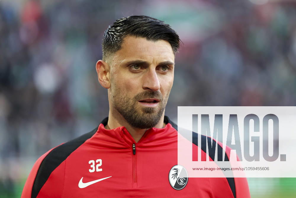 Vincenzo Grifo SC Freiburg, 32 before kick-off , Soccer, 1 Bundesliga, Matchday 24, 2024 2025, FC Augsburg vs SC Freiburg, 02 03 2025, WWK Arena, Augsburg, Germany DFL REGULATIONS PROHIBIT ANY USE OF PHOTOGRAPHS AS IMAGE SEQUENCES AND OR QUASI VIDEO Augsburg WWK Arena Bayern Germany