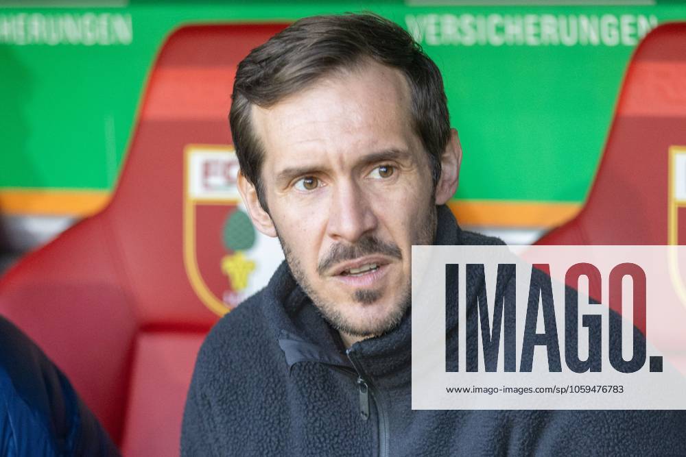 Coach Julian Schuster SC Freiburg watches, FC Augsburg vs SC Freiburg, Soccer, 1 Bundesliga, 24 Matchday, 02 03 2025 DFB regulations prohibit any use of photographs as image sequences and or quasi video