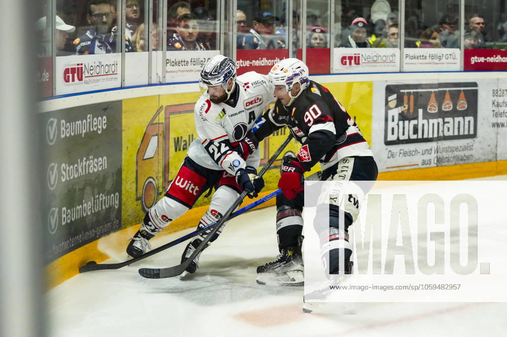 Battle for the puck duel between Dominik Bohac Blue Devils Weiden, 27 and Adam Payerl Towerstars Ravensburg, 90 , GER, Ravensburg Towerstars vs Blue Devils Weiden, Ice field hockey, DEL2, Season 2024 2025, Matchday 52, 23 09 25 GER, Ravensburg Towerstars vs Blue Devils Weiden, Ice field hockey, DEL2, Season 2024 2025, Matchday 52, 23 09 25 Ravenburg
