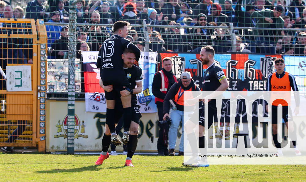 Leipzig, 02 03 2025, Alfred Kunze Sportpark,Fußball Regionalliga NO, Spieltag 24 , BSG CHEMIE LEIPZIG vs CHEMNITZER FC , Goal for Chemnitz to equalize 1 1 Own goal In the picture Chemnitz goal celebration V l Leon Damer 13, Chemnitz , Robert Zickert 21, Chemnitz and Tobias Müller Mueller 38, Chemnitz , For journalistic purposes only Only for editorial use , Picture Point