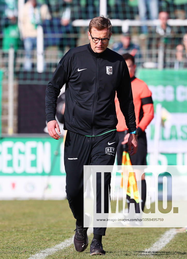 Leipzig, 02 03 2025, Alfred Kunze Sportpark,Fußball Regionalliga NO, Spieltag 24 , BSG CHEMIE LEIPZIG vs CHEMNITZER FC , Platzverweis Im Bild David Bergner Interims Trainer Chemie Leipzig leaves the stadium after traffic light card , Nur für journalistische Zwecke Only for editorial use , Picture Point