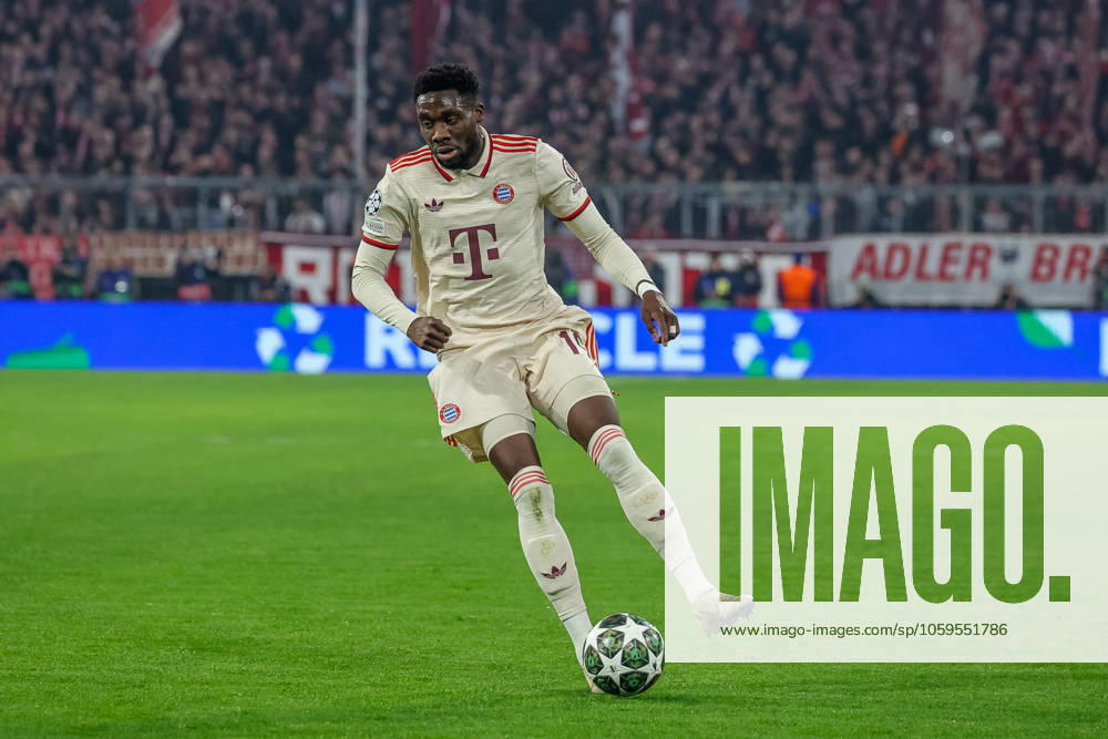 Alphonso Davies FC Bayern Muenchen, 19 with ball, GER, FC Bayern Muenchen vs Bayer 04 Leverkusen, Football, UEFA Champions League, Round of 16 first leg, 2024 2025 season, 05 03 2025, GER, FC Bayern Muenchen vs Bayer 04 Leverkusen, Football, UEFA Champions League, Round of 16 first leg, 2024 2025 season, 05 03 2025 Muenchen
