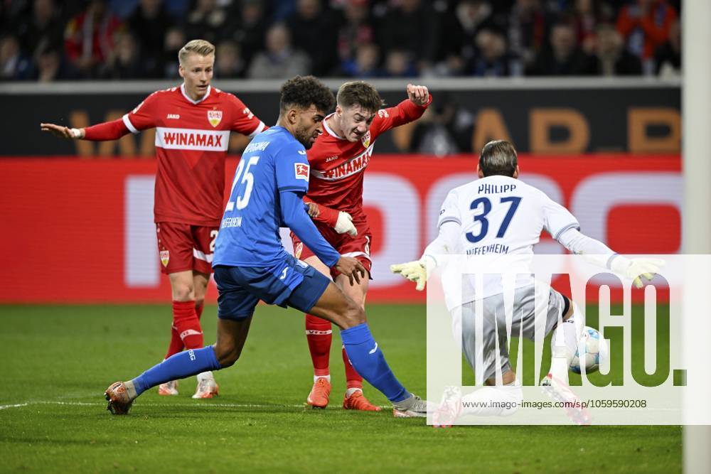 Strafraumszene, Torraumszene Torschuss Aktion Torchance Angelo Stiller VfB Stuttgart 06 gegen Kevin Akpoguma TSG 1899 Hoffenheim 25 Torwart Luca Philipp TSG 1899 Hoffenheim 37 hinten Chris Führich VfB Stuttgart 27 PreZero Arena, Sinsheim, Baden-Württemberg, Deutschland, Europa Penalty area scene, Goal area scene Goal shot Action Goal chance Angelo Stiller VfB Stuttgart 06 v Kevin Akpoguma TSG 1899 Hoffenheim 25 Goalkeeper Luca Philipp TSG 1899 Hoffenheim 37 at the back Chris Führich VfB Stuttgart 27 PreZero Arena, Sinsheim, Baden-Württemberg, Germany, Europe