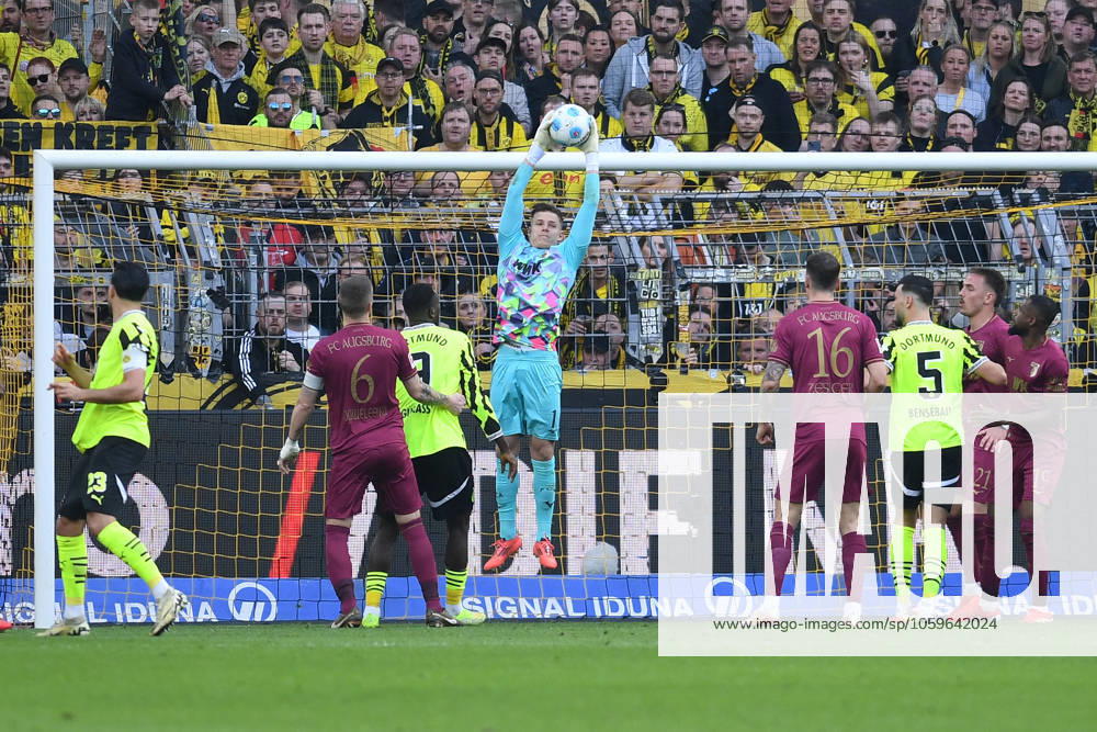 Goalkeeper Finn Dahmen FC Augsburg in action, on the ball, single action during the Bundesliga 1 match between Borussia Dortmund and FC Augsburg, SIGNAL IDUNA PARK on March 08, 2025 in Dortmund, Germany Germany Photo by Ralf Treese DeFodi Images Goalkeeper Finn Dahmen FC Augsburg controls the ball during the Bundesliga match between Borussia Dortmund and FC Augsburg at Signal Iduna Park on March 8, 2025 in Dortmund, Germany Photo by Ralf Treese DeFodi Images DFL regulations prohibit any use of photographs as image sequences and or quasi video Photo by Ralf Treese DeFodi Images