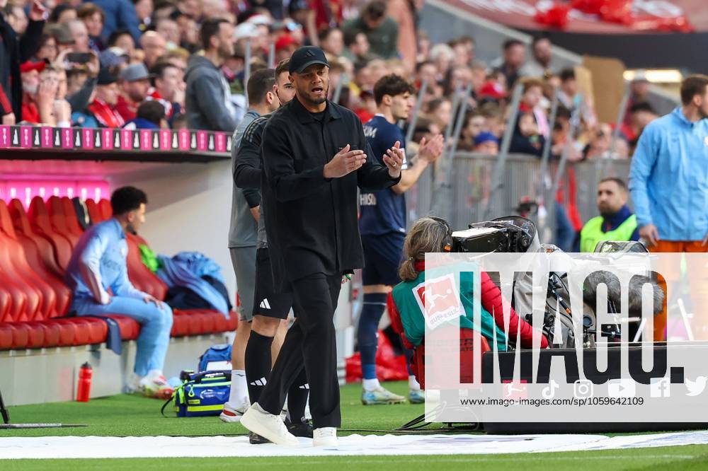 Disappointment at head coach Vincent Kompany FC Bayern Muenchen after the goal for 2 3, FC Bayern Muenchen vs VfL Bochum, Soccer, 1 Bundesliga, 25 Matchday, 08 03 2025 DFB regulations prohibit any use of photographs as image sequences and or quasi video Muenchen Bayern Germany