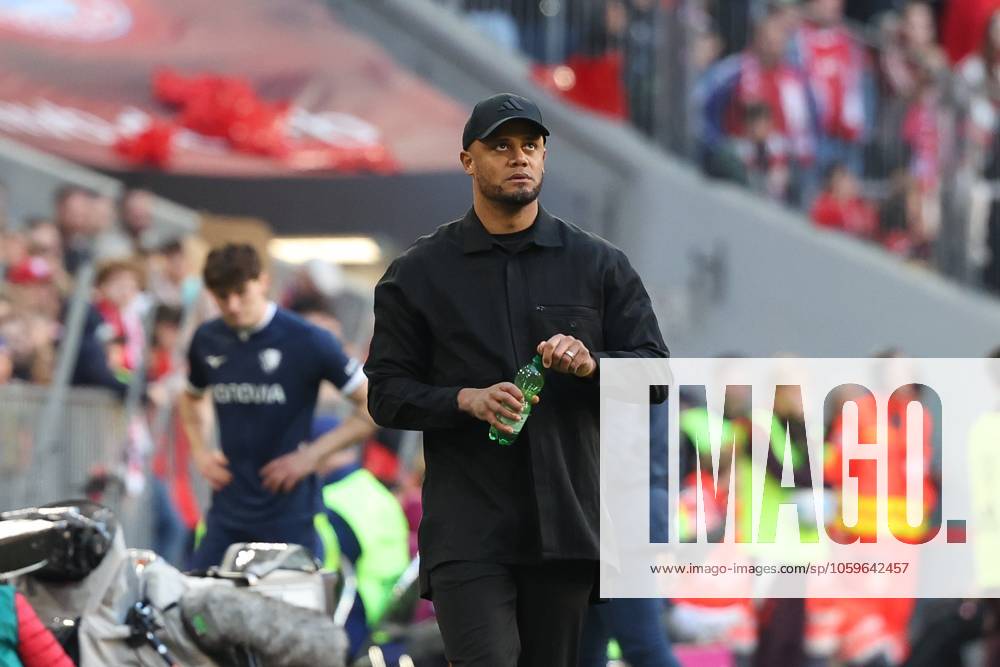 Disappointment at head coach Vincent Kompany FC Bayern Muenchen after the goal for 2 3, FC Bayern Muenchen vs VfL Bochum, Soccer, 1 Bundesliga, 25 Matchday, 08 03 2025 DFB regulations prohibit any use of photographs as image sequences and or quasi video Muenchen Bayern Germany