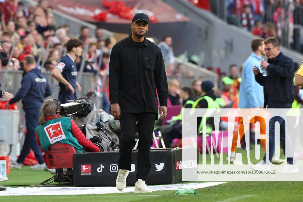 Disappointment at head coach Vincent Kompany FC Bayern Muenchen after the goal for 2 3, FC Bayern Muenchen vs VfL Bochum, Fußball, 1 Bundesliga, 25 Spieltag, 08 03 2025 DFB regulations prohibit any use of photographs as image sequences and or quasi video Muenchen Bayern Germany