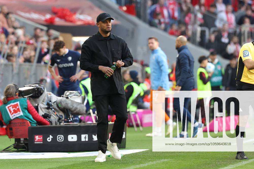 Disappointment at head coach Vincent Kompany FC Bayern Muenchen after the goal for 2 3, FC Bayern Muenchen vs VfL Bochum, Fußball, 1 Bundesliga, 25 Spieltag, 08 03 2025 DFB regulations prohibit any use of photographs as image sequences and or quasi video Muenchen Bayern Germany