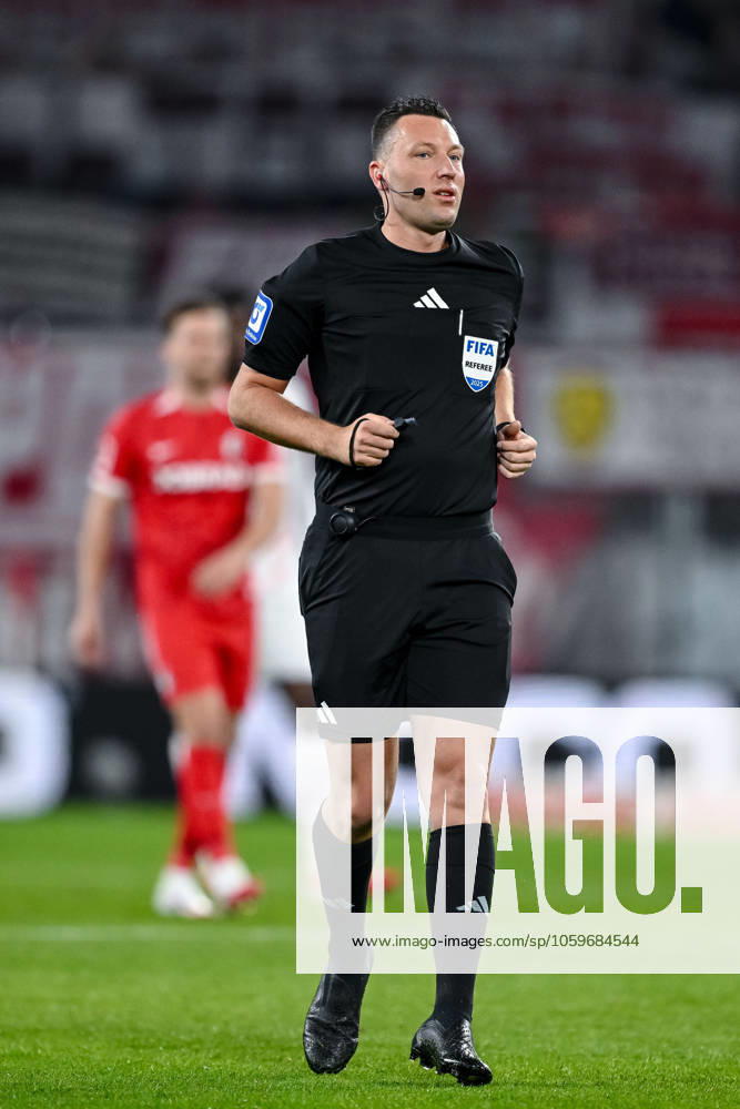 Referee Sven Jablonski Looks on during the Bundesliga match between SC Freiburg and RB Leipzig, Europa Park Stadium on March 08, 2025 in Freiburg, Germany Photo by Harry Langer DeFodi Images Referee Sven Jablonski Looks on during the Bundesliga match between SC Freiburg and RB Leipzig at Europa Park Stadium on March 8, 2025 in Freiburg, Germany Photo by Harry Langer DeFodi Images DFL regulations prohibit any use of photographs as image sequences and or quasi video Photo by Harry Langer DeFodi Images DFL regulations prohibit any use of photographs as image sequences and or quasi video