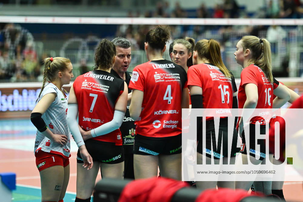Alexander Waibl Head Coach Dresdner SC talks to his team during the set break Dresdner SC vs Ladies in Black Aachen, 1 Volleyball Bundesliga Women, Season 2024 2025, 08 03 2025 Dresdner SC vs Ladies in Black Aachen, 1 Volleyball Bundesliga Women, Season 2024 2025, 08 03 2025 Dresden