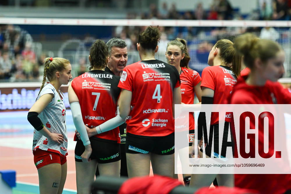 Alexander Waibl Head Coach Dresdner SC talks to his team during the set break Dresdner SC vs Ladies in Black Aachen, 1 Volleyball Bundesliga Women, Season 2024 2025, 08 03 2025 Dresdner SC vs Ladies in Black Aachen, 1 Volleyball Bundesliga Women, Season 2024 2025, 08 03 2025 Dresden
