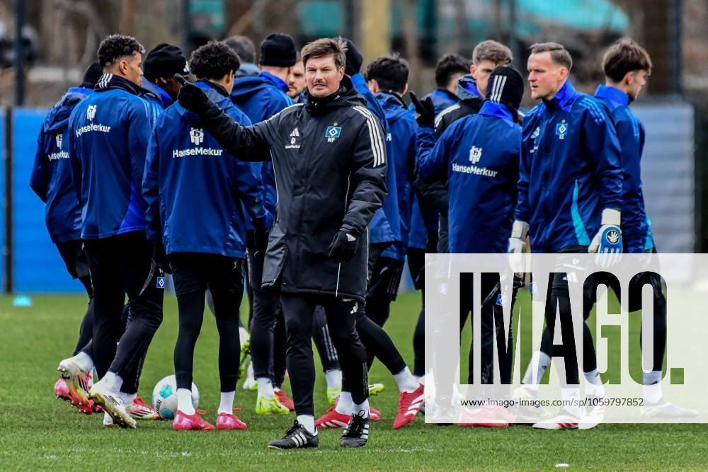 Team coach Merlin Polzin HSV speaks to the team Germany , Hamburg , Training ground at Volksparkstadion , Football , Bundesliga 2 , Training of Hamburger SV