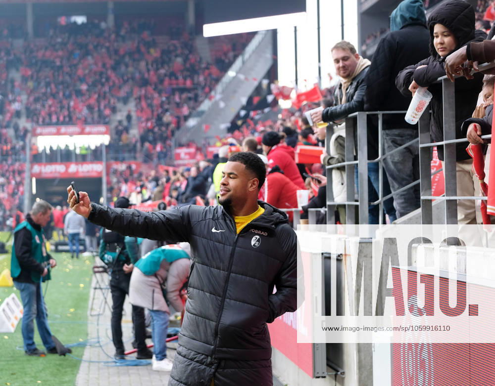 Soccer Bundesliga Season 2024 2025 Mewa Arena Mainz 15 03 2025 1 FSV Mainz 05 mz FC Freiburg fr 2 2 A selfie with goalkeeper Noah ATUBOLU SC Freiburg DFL REGULATIONS PROHIBIT ANY USE OF PHOTOGRAPHS AS IMAGE SEQUENCES AND OR QUASI VIDEO NATIONAL AND INTERNATIONAL NEWS AGENCIES OUT Soccer Bundesliga 1 FSV Mainz 05