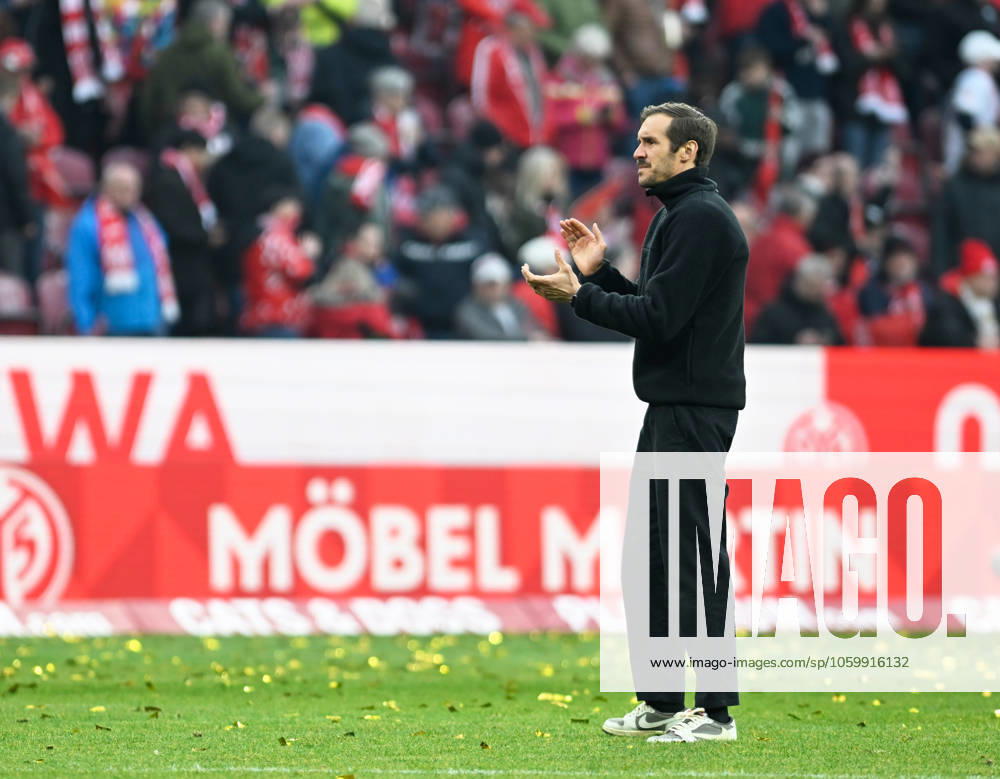 Soccer Bundesliga Season 2024 2025 Mewa Arena Mainz 15 03 2025 1 FSV Mainz 05 mz FC Freiburg fr 2 2 Coach Julian SCHUSTER SC Freiburg thanks the fans DFL REGULATIONS PROHIBIT ANY USE OF PHOTOGRAPHS AS IMAGE SEQUENCES AND OR QUASI VIDEO NATIONAL AND INTERNATIONAL NEWS AGENCIES OUT Soccer Bundesliga 1 FSV Mainz 05