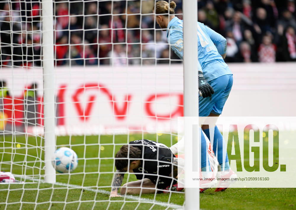 Soccer Bundesliga Season 2024 2025 Mewa Arena Mainz 15 03 2025 1 FSV Mainz 05 mz FC Freiburg fr 2 2 2 2 2 by Lucas HOELER SC Freiburg , on the ground, re goalkeeper Robin ZENTNER 1 FSV Mainz 05 DFL REGULATIONS PROHIBIT ANY USE OF PHOTOGRAPHS AS IMAGE SEQUENCES AND OR QUASI VIDEO NATIONAL AND INTERNATIONAL NEWS AGENCIES OUT Soccer Bundesliga 1 FSV Mainz 05