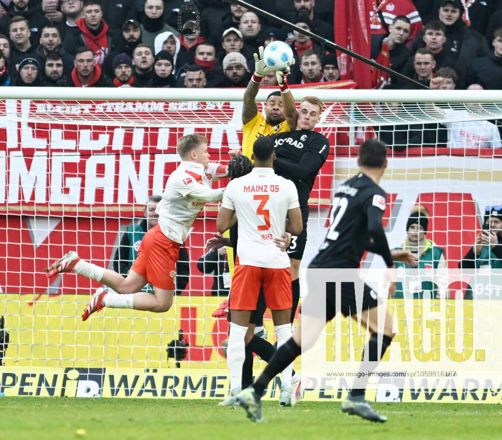 Soccer Bundesliga Season 2024 2025 Mewa Arena Mainz 15 03 2025 1 FSV Mainz 05 mz FC Freiburg fr 2 2 V li Jonathan BURKARDT 1 FSV Mainz 05 , Moritz JENZ 1 FSV Mainz 05 , Goalkeeper Noah ATUBOLU SC Freiburg Vincenzo GRIFFO SC Freiburg DFL REGULATIONS PROHIBIT ANY USE OF PHOTOGRAPHS AS IMAGE SEQUENCES AND OR QUASI VIDEO NATIONAL AND INTERNATIONAL NEWS AGENCIES OUT Soccer Bundesliga 1 FSV Mainz 05