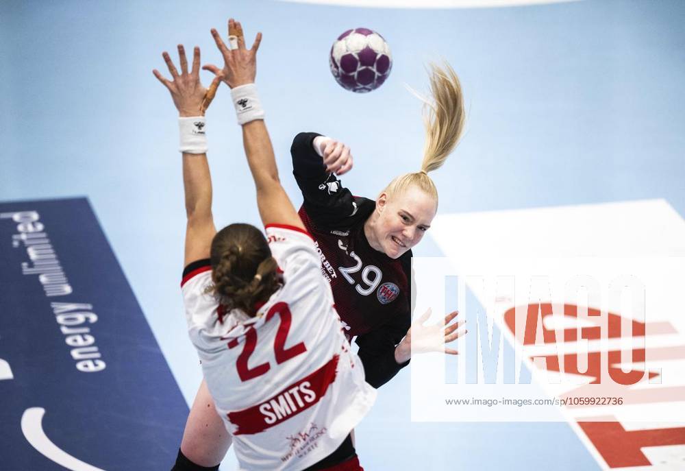 HANDBALL WOMEN 1 BUNDESLIGA 19 GAME DAY THC HB LUDWIGSBURG p 15 03 2025 Bad Langensalza Handball Women 1 Bundesliga Women Season 2024 2025 Salzhalle 19 Matchday Thüringer HC HB Ludwigsburg in photo Johanna Reichert 29 Thüringer HC in duel with Xenia Smits 22 HB Ludwigsburg Germany Thuringia Bad Langensalza Copyright SaschaxFromm