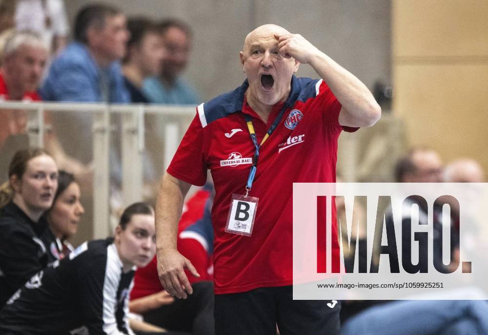 HANDBALL WOMEN 1 BUNDESLIGA 19 SPIELTAG THC HB LUDWIGSBURG p 15 03 2025 Bad Langensalza Handball Women 1 Bundesliga Women Season 2024 2025 Salzhalle 19 Spieltag Thüringer HC HB Ludwigsburg im Foto Trainer Herbert Mueller Thüringer HC jubelt Deutschland Thueringen Bad Langensalza Copyright SaschaxFromm