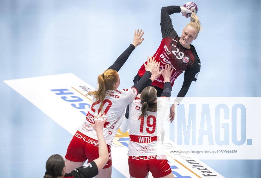 HANDBALL WOMEN 1 BUNDESLIGA 19 GAME DAY THC HB LUDWIGSBURG p 15 03 2025 Bad Langensalza Handball Women 1 Bundesliga Women Season 2024 2025 Salzhalle 19 Matchday Thuringian HC HB Ludwigsburg in photo Johanna Reichert 29 Thuringian HC in duel with Anne With Johansen 19 HB Ludwigsburg and Sofia Hvenfelt 20 HB Ludwigsburg Germany Thuringia Bad Langensalza Copyright SaschaxFromm