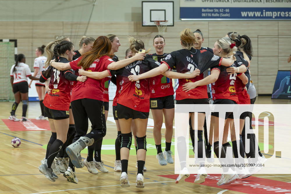 Wildcats cheer after 31 26 home win, SV Union Halle Neustadt HSV Solingen Graefrath 76, Handball Women, 2 Bundesliga, 21 Matchday, Season 2024 25, 16 03 2025 Halle SWH Arena Sachsen Anhalt Germany
