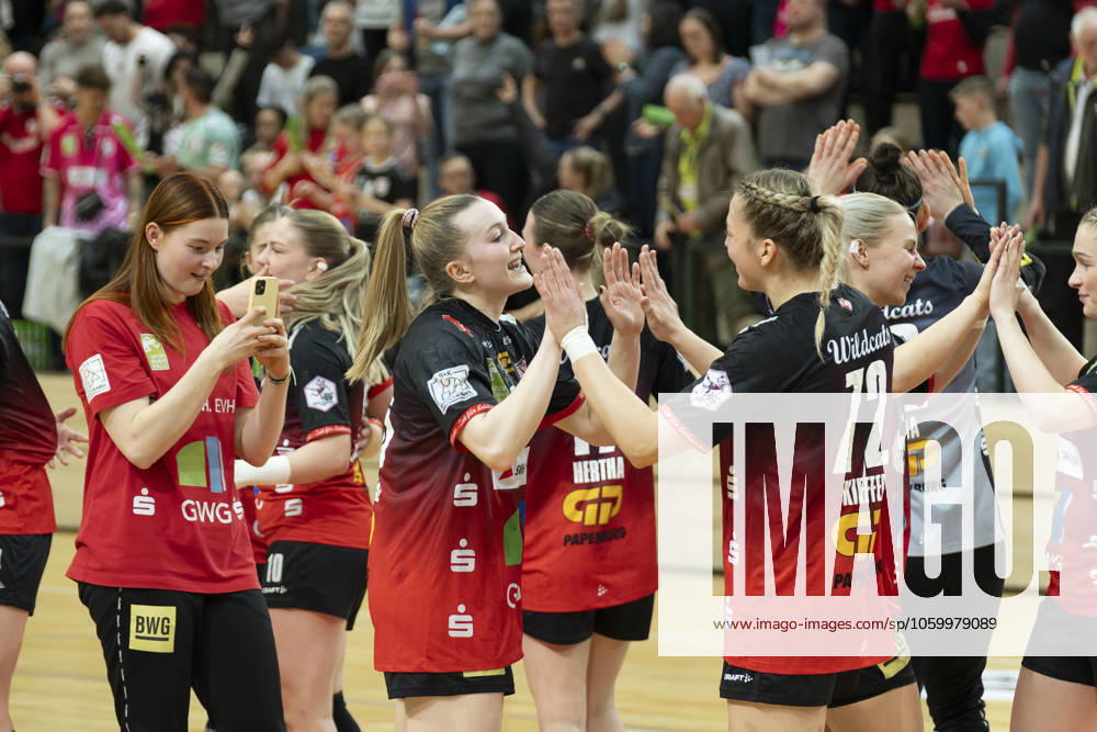 Wildcats cheer after 31 26 home win, SV Union Halle Neustadt HSV Solingen Graefrath 76, Handball Women, 2 Bundesliga, 21 Matchday, Season 2024 25, 16 03 2025 Halle SWH Arena Sachsen Anhalt Germany