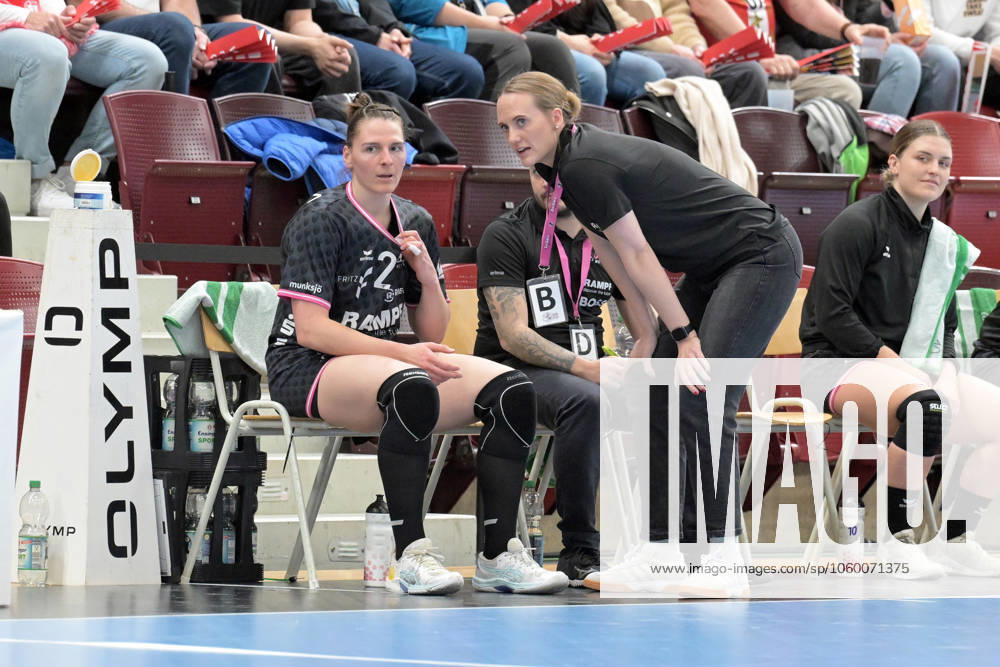 Miriam Hirsch TusSies Metzingen, coach in conversation with Svenja Huebner TusSies Metzingen, 26 HB Ludwigsburg vs TusSies Metzingen, handball, HBF, 20 league matchday, 2024 2025 season, 19 03 2025 HB Ludwigsburg vs TusSies Metzingen, handball, HBF, 20 league matchday, 2024 2025 season, 19 03 2025 Ludwigsburg