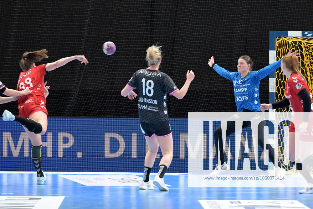Marie Kristin Weiss (TusSies Metzingen, 12) im Tor gegen Guro Nestaker (HB Ludwigsburg, 33) HB Ludwigsburg vs. TusSies Metzingen, Handball, HBF, 20.Ligaspieltag, Saison 2024 2025, 19.03.2025 HB Ludwigsburg vs. TusSies Metzingen, Handball, HBF, 20.Ligaspieltag, Saison 2024 2025, 19.03.2025 Ludwigsburg