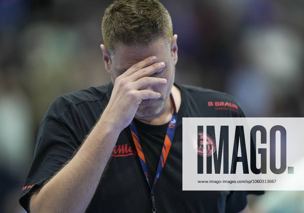 Carsten Lichtlein MT Melsungen, goalkeeping coach disappointed with his hand in front of his face Handball EHF European League, VfL Gummersbach MT Melsungen