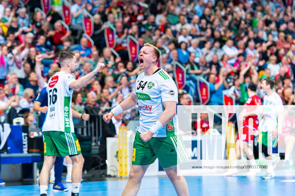 Justus Fischer TSV Hannover Burgdorf, No. 54 v l , TSV Hannover Burgdorf white against SG BBM Bietigheim red on matchday 24 of the 2024 2025 season in the DAIKIN Handball Bundesliga 27 03 2025, ZAG Arena Hannover, GER ,