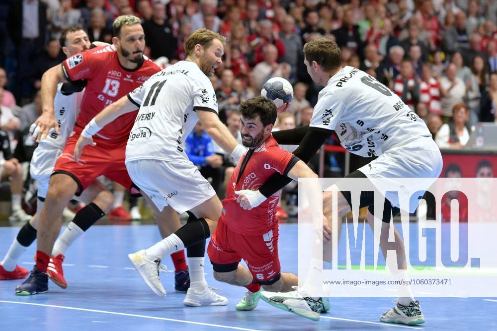 Erik Balenciaga MT Melsungen 6 on the ball , Hendrik Pekeler THW Kiel 61 R , Petter Oeverby THW Kiel 11 , Rogerio Moraes Ferreira MT Melsungen 13 , GER, MT Melsungen THW Kiel, Handball, 1 Bundesliga, 24 Matchday, Season 2024 2025, 29 03 2025, GER, MT Melsungen THW Kiel, Handball, 1 Bundesliga, 24 Matchday, Season 2024 2025, 29 03 2025 Kassel