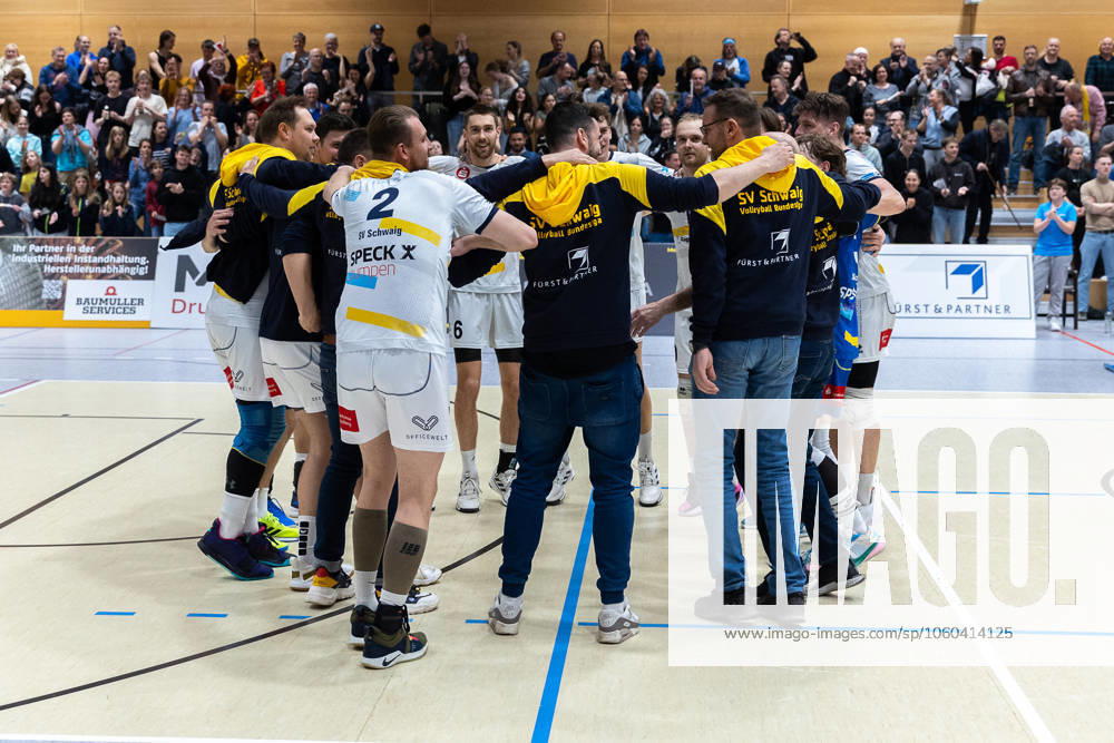 Team, squad, cheers, jubilation, positive emotions, positive emotion, end of match, SV Schwaig Volleyball Dentalservice Gust VC Dresden, Volleyball, 2 Bundesliga Sued, , 29 03 2025 SV Schwaig Volleyball Dentalservice Gust VC Dresden, Volleyball, 2 Bundesliga Sued, , 29 03 2025 Schwaig