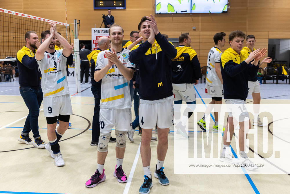 Team, squad, cheers, jubilation, positive emotions, positive emotion, end of match, SV Schwaig Volleyball Dentalservice Gust VC Dresden, Volleyball, 2 Bundesliga Sued, , 29 03 2025 SV Schwaig Volleyball Dentalservice Gust VC Dresden, Volleyball, 2 Bundesliga Sued, , 29 03 2025 Schwaig