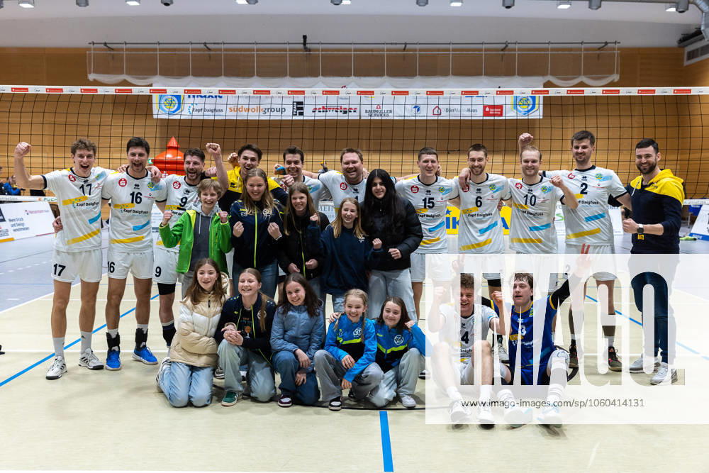 Team, squad, cheers, jubilation, positive emotions, positive emotion, end of match, SV Schwaig Volleyball Dentalservice Gust VC Dresden, Volleyball, 2 Bundesliga Sued, , 29 03 2025 SV Schwaig Volleyball Dentalservice Gust VC Dresden, Volleyball, 2 Bundesliga Sued, , 29 03 2025 Schwaig