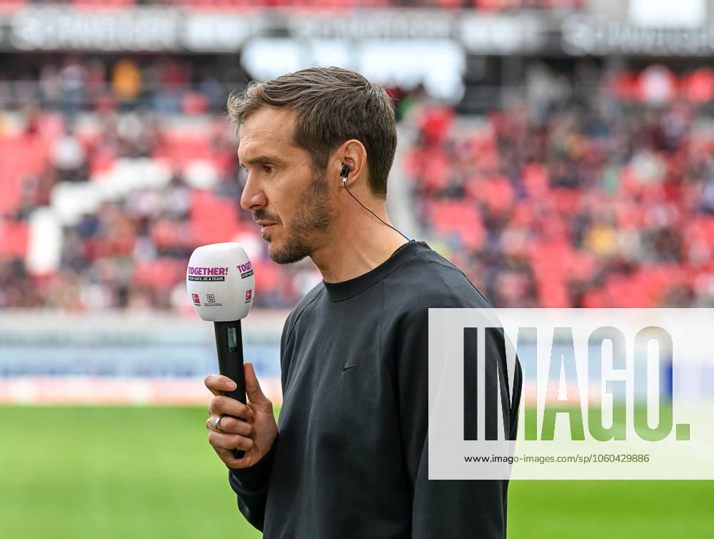 Julian Schuster SC Freiburg, Coach in TV Interview on DAZN GER, SC Freiburg 1 FC Union Berlin, Football, Bundesliga, Matchday 27, Season 2024 2025, 30 03 2025 DFL DFB REGULATES PROHIBIT ANY USE OF PHOTOGRAPHS AS IMAGE SEQUENCES AND OR QUASI VIDEO GER, SC Freiburg 1 FC Union Berlin, Football, Bundesliga, Matchday 27, Season 2024 2025, 30 03 2025 Freiburg