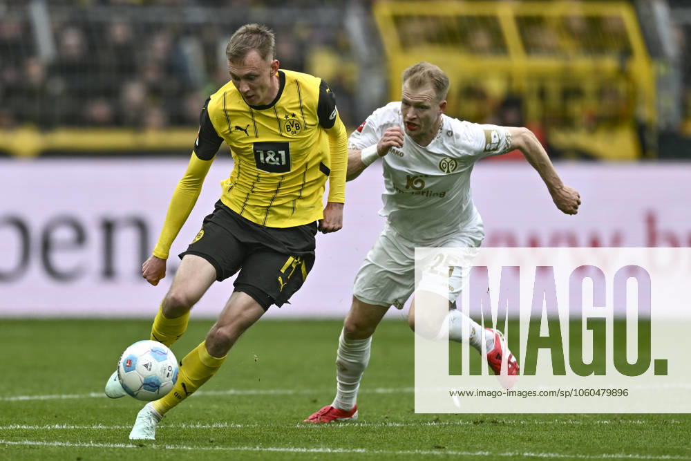 From left in duel Maximilian Beier Dortmund 14 Andreas Hanche Olsen Mainz 25 30 03 2025 Soccer Borussia Dortmund vs 1 FSV Mainz 05, Signal Iduna Park, Dortmund, DFB DFL REGULATIONS PROHIBIT ANY USE OF PHOTOGRAPHS AS IMAGE SEQUENCES AND OR QUASI VIDEO