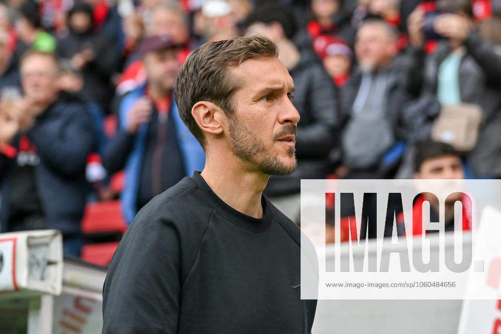 Julian Schuster SC Freiburg, Coach with neutral emotion Mimic GER, SC Freiburg 1 FC Union Berlin, Football, Bundesliga, Matchday 27, Season 2024 2025, 30 03 2025 DFL DFB REGULATIONS PROHIBIT ANY USE OF PHOTOGRAPHS AS IMAGE SEQUENCES AND OR QUASI VIDEO GER, SC Freiburg 1 FC Union Berlin, Football, Bundesliga, Matchday 27, Season 2024 2025, 30 03 2025 Freiburg