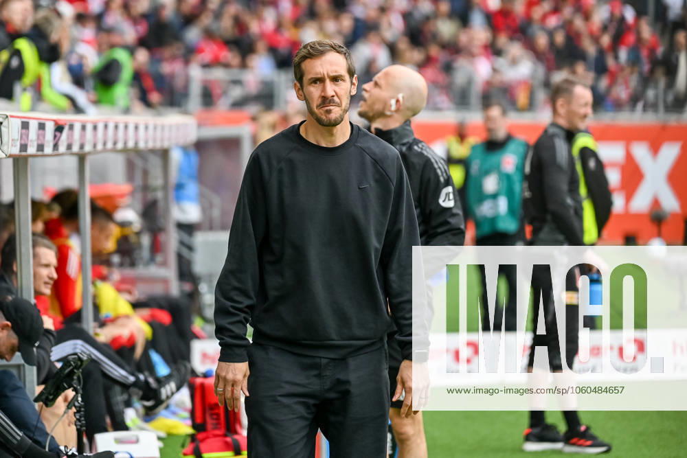 Julian Schuster SC Freiburg, Coach with neutral emotion Mimic GER, SC Freiburg 1 FC Union Berlin, Football, Bundesliga, Matchday 27, Season 2024 2025, 30 03 2025 DFL DFB REGULATIONS PROHIBIT ANY USE OF PHOTOGRAPHS AS IMAGE SEQUENCES AND OR QUASI VIDEO GER, SC Freiburg 1 FC Union Berlin, Football, Bundesliga, Matchday 27, Season 2024 2025, 30 03 2025 Freiburg