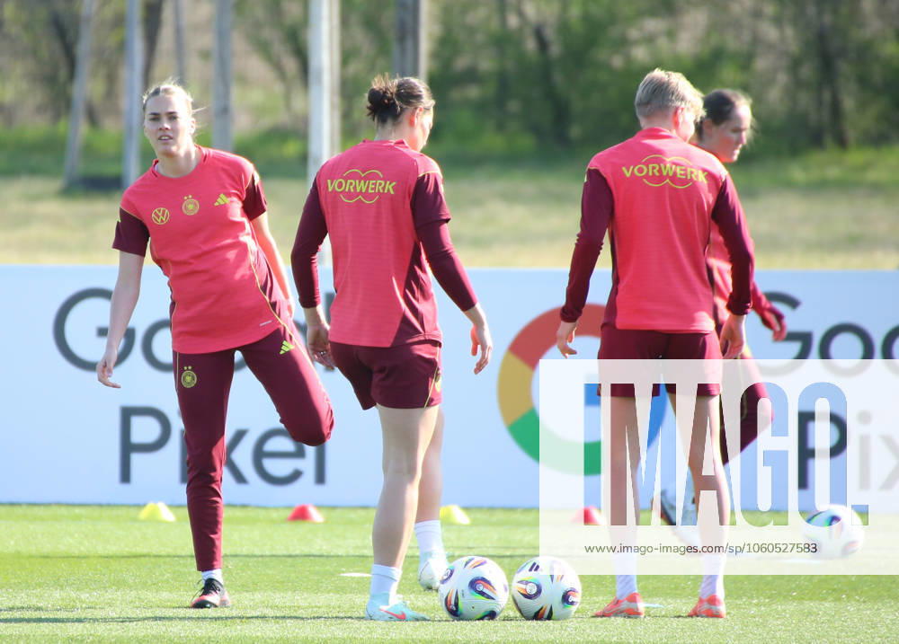 Football DFB Media Dates, German Womens National Team Training f l Laura Freigang, Giovanna Hoffmann, Paulina Krumbiegel German Womens National Team Frankfurt am Main