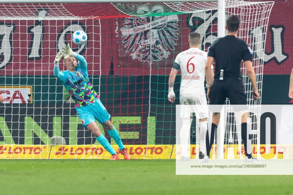 Goalkeeper Finn Dahmen FC Augsburg in action, FC Augsburg vs FC Bayern Muenchen, Soccer, 1 Bundesliga, 28 Matchday, 04 04 2025 DFB regulations prohibit any use of photographs as image sequences and or quasi video