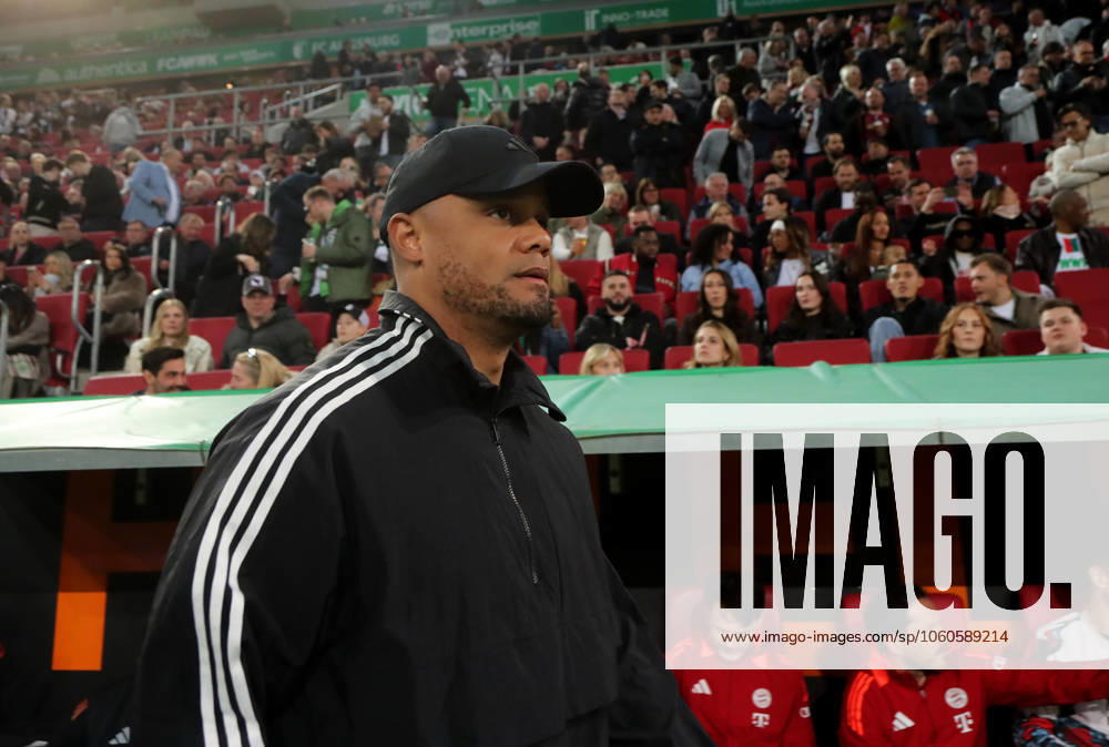 Football, Men, Season 2024 2025, FC Augsburg FC Bayern Munich, Bundesliga, WWK Arena Vincent Kompany, Coach FC Bayern Munich standing in front of the bench DFL DFB regulations prohibit any use of photographs as image sequences and or quasi video