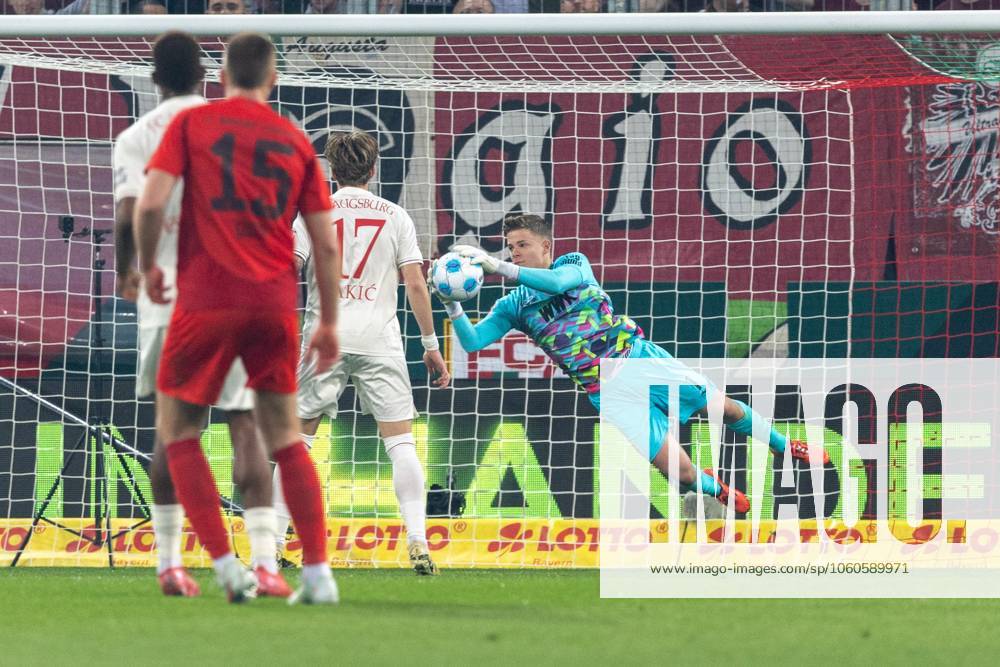 Goalkeeper Finn Dahmen FC Augsburg in action, FC Augsburg vs FC Bayern Muenchen, Soccer, 1 Bundesliga, 28 Matchday, 04 04 2025 DFB regulations prohibit any use of photographs as image sequences and or quasi video
